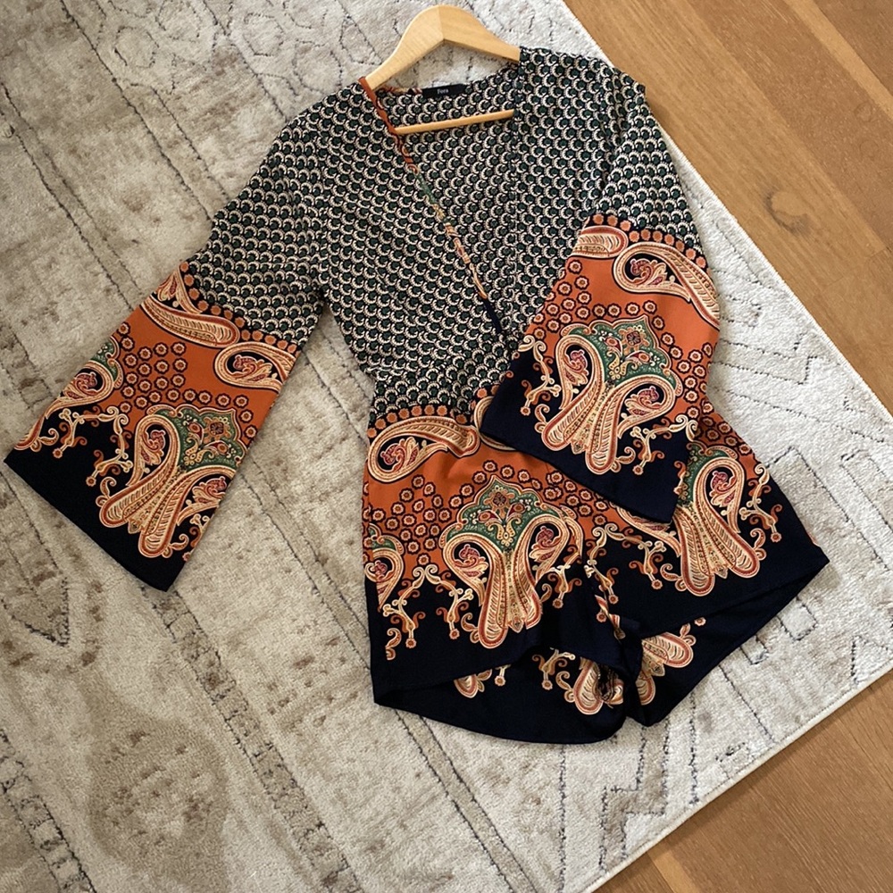 FORA Fun Boho Shorts Romper with deep V neck Size Small